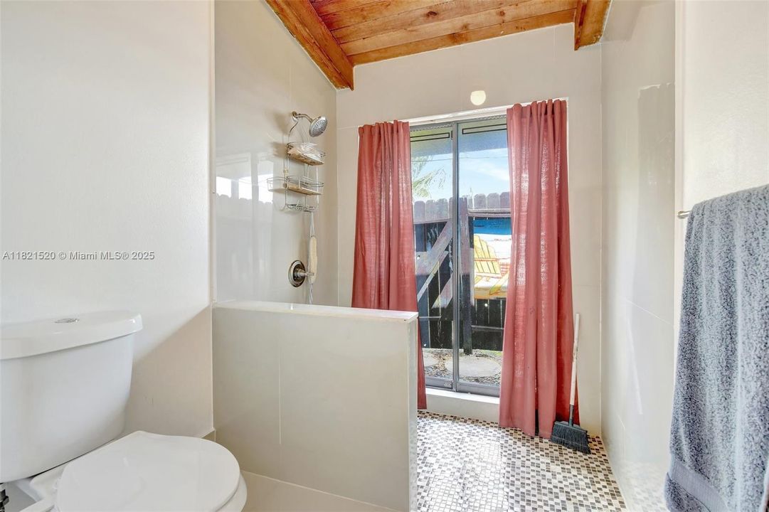 合同活跃: $700,000 (3 贝兹, 2 浴室, 2082 平方英尺)