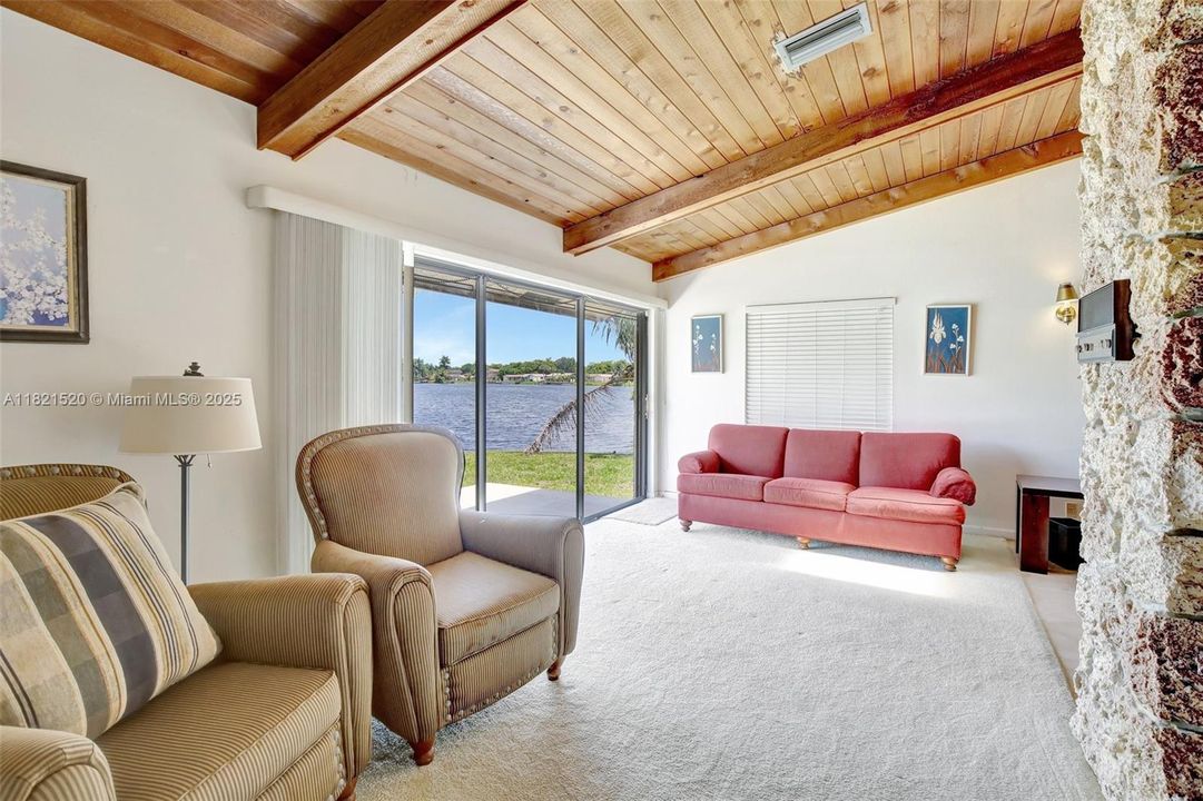 合同活跃: $700,000 (3 贝兹, 2 浴室, 2082 平方英尺)