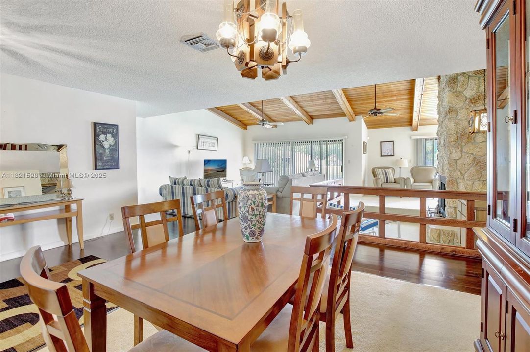 合同活跃: $700,000 (3 贝兹, 2 浴室, 2082 平方英尺)