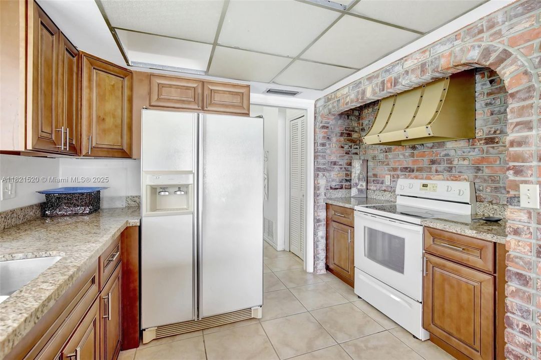 合同活跃: $700,000 (3 贝兹, 2 浴室, 2082 平方英尺)