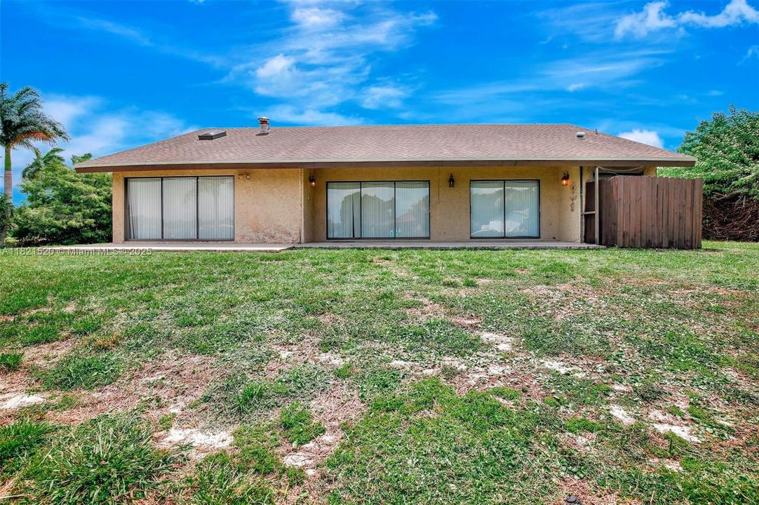 合同活跃: $700,000 (3 贝兹, 2 浴室, 2082 平方英尺)