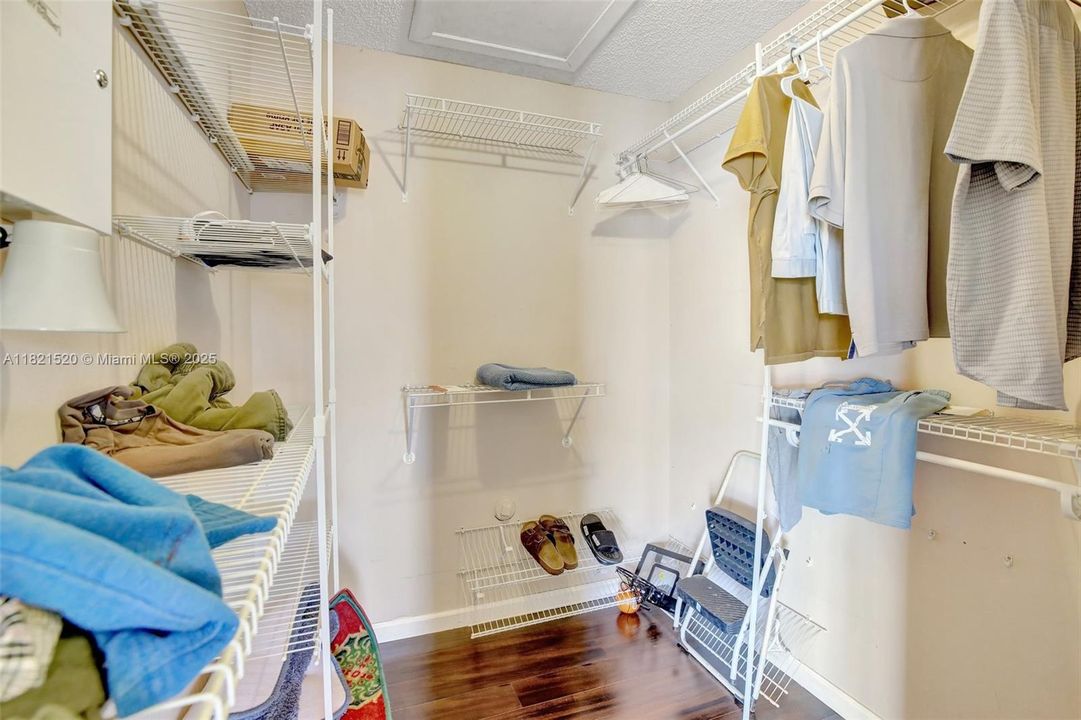 合同活跃: $700,000 (3 贝兹, 2 浴室, 2082 平方英尺)