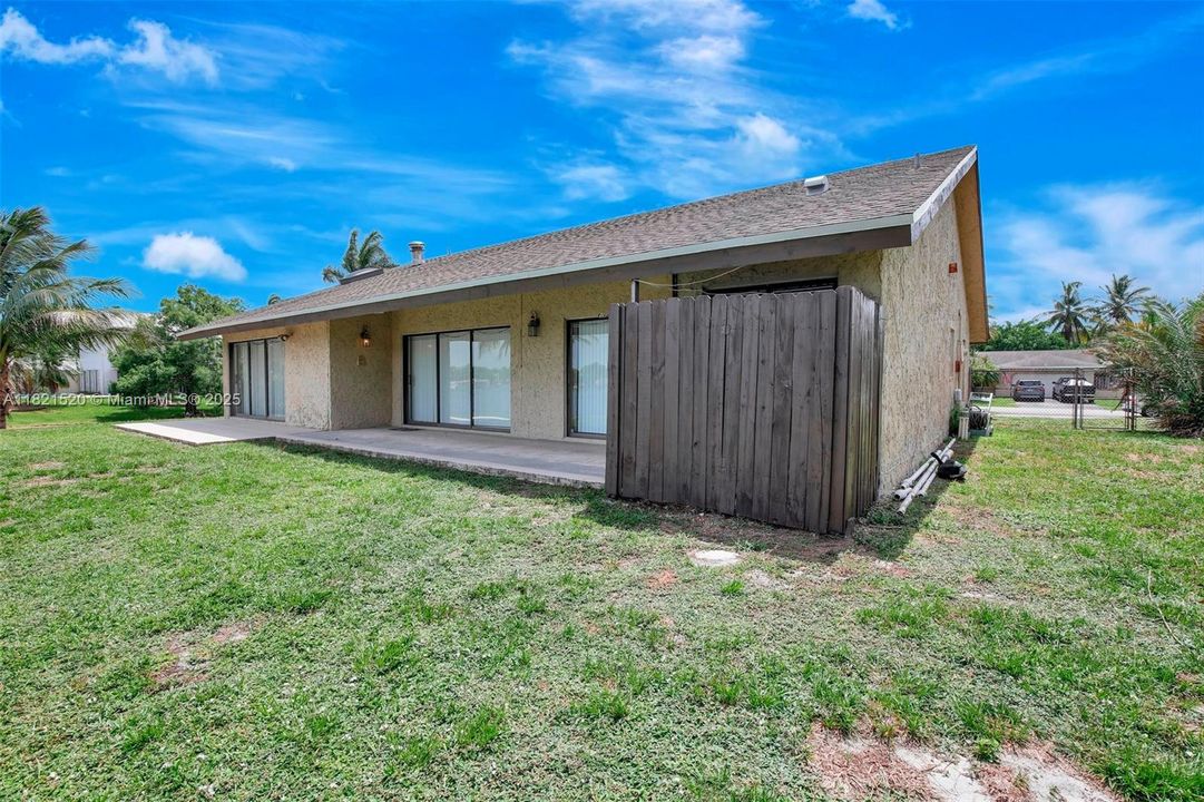 合同活跃: $700,000 (3 贝兹, 2 浴室, 2082 平方英尺)