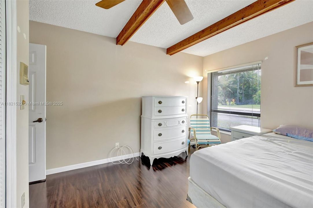 合同活跃: $700,000 (3 贝兹, 2 浴室, 2082 平方英尺)