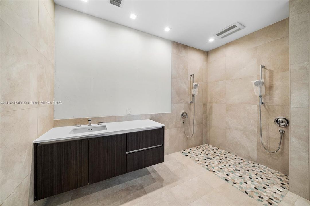 Recently Sold: $4,495,000 (5 beds, 5 baths, 4986 Square Feet)