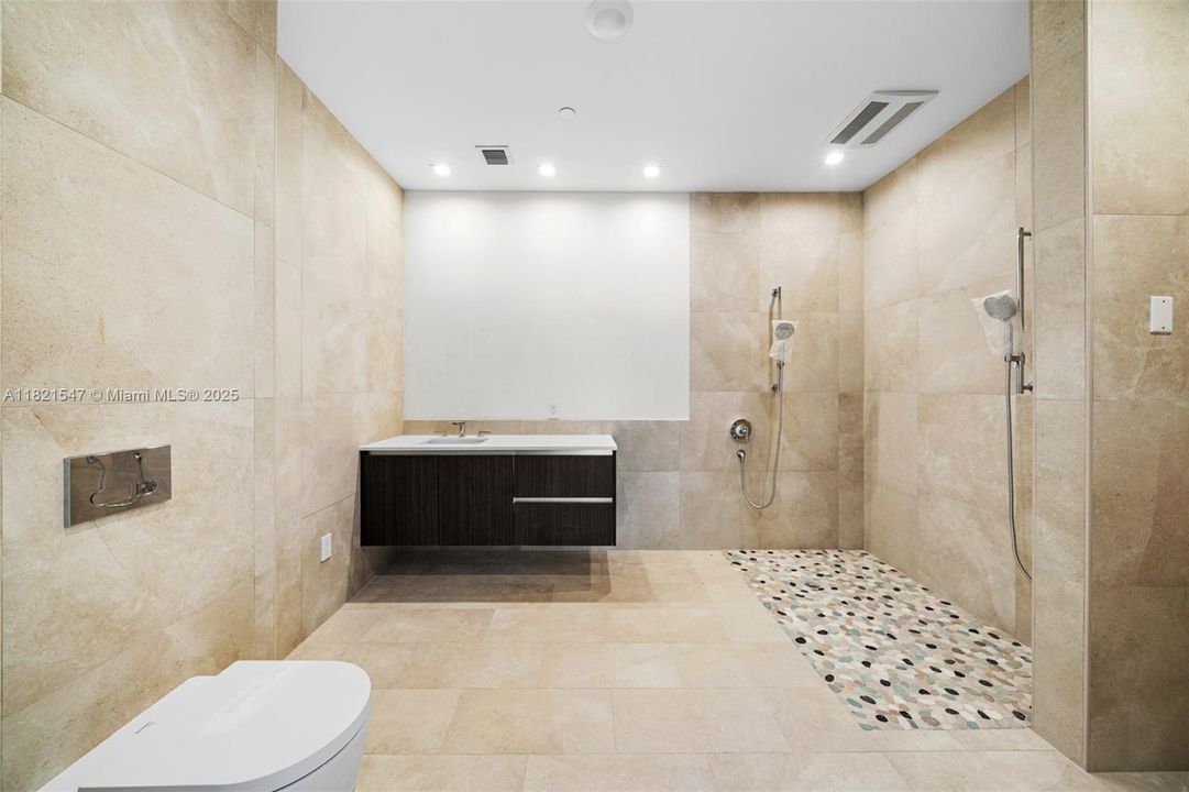 Recently Sold: $4,495,000 (5 beds, 5 baths, 4986 Square Feet)