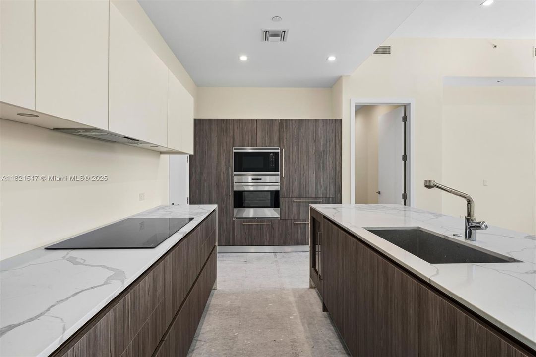 Recently Sold: $4,495,000 (5 beds, 5 baths, 4986 Square Feet)