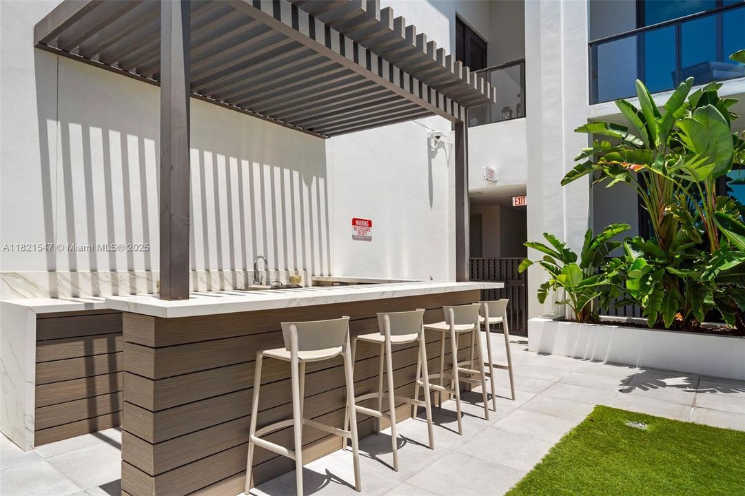 Recently Sold: $4,495,000 (5 beds, 5 baths, 4986 Square Feet)