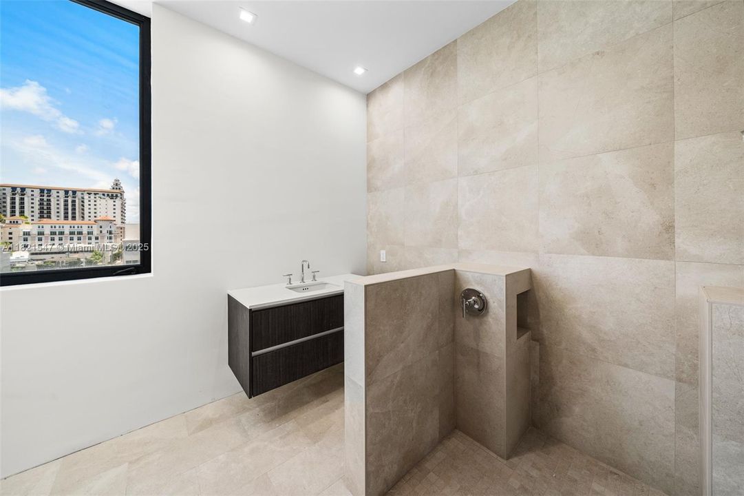 Recently Sold: $4,495,000 (5 beds, 5 baths, 4986 Square Feet)