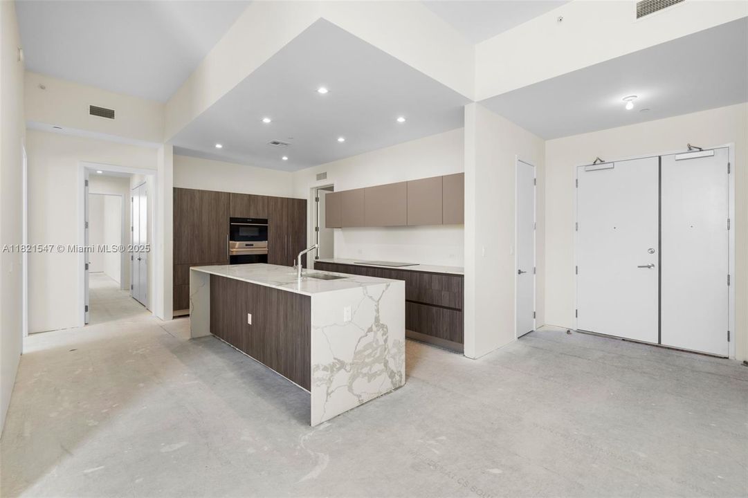 Recently Sold: $4,495,000 (5 beds, 5 baths, 4986 Square Feet)