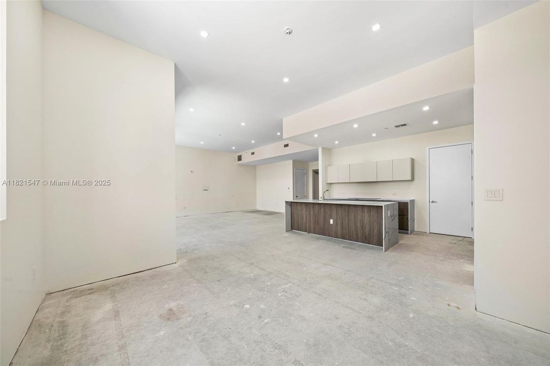 Recently Sold: $4,495,000 (5 beds, 5 baths, 4986 Square Feet)