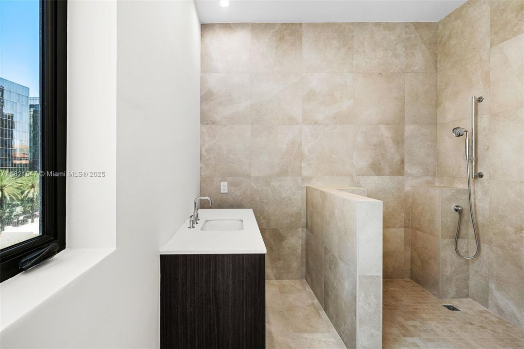 Recently Sold: $4,495,000 (5 beds, 5 baths, 4986 Square Feet)