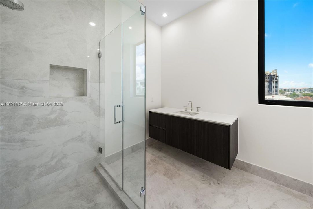 Recently Sold: $4,495,000 (5 beds, 5 baths, 4986 Square Feet)