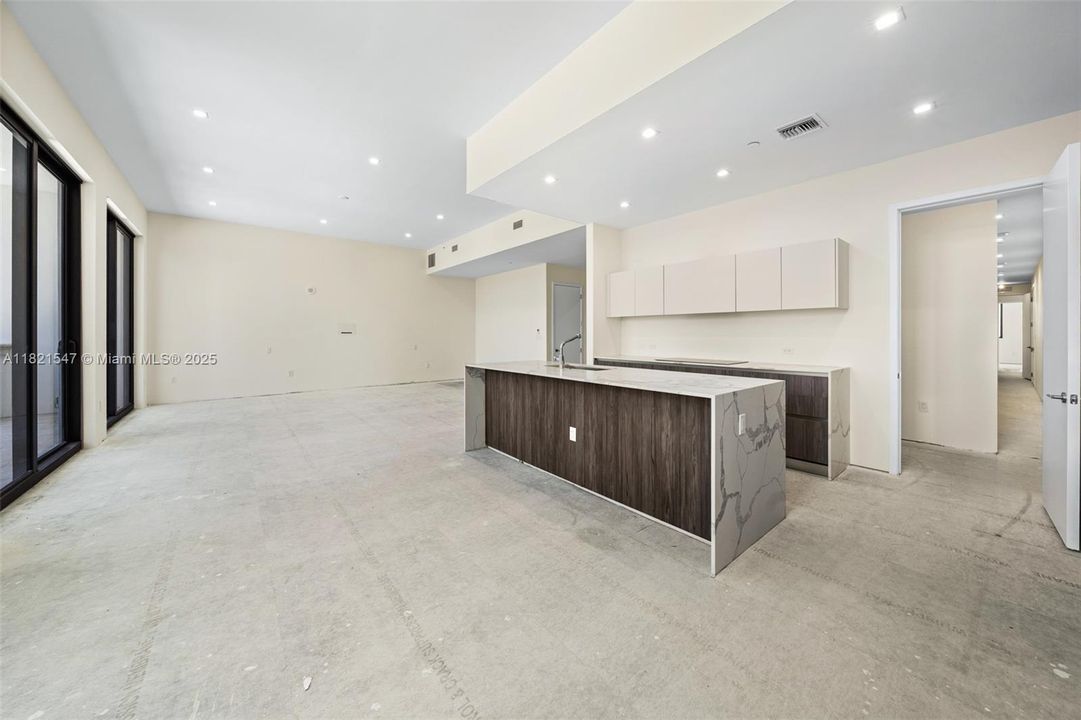 Recently Sold: $4,495,000 (5 beds, 5 baths, 4986 Square Feet)