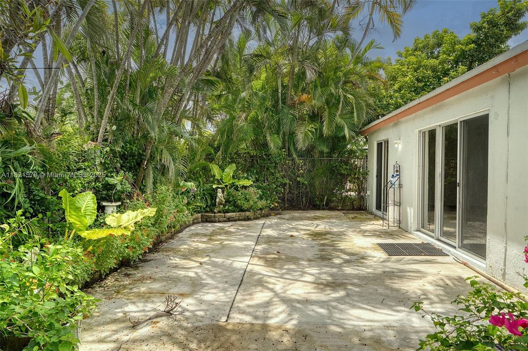 Recently Sold: $649,900 (4 beds, 2 baths, 1909 Square Feet)