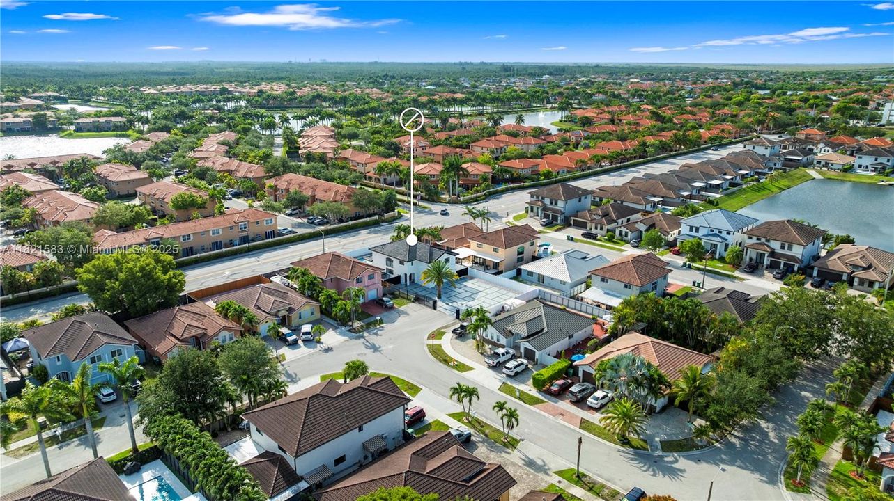 最近售出: $1,399,900 (4 贝兹, 3 浴室, 2452 平方英尺)