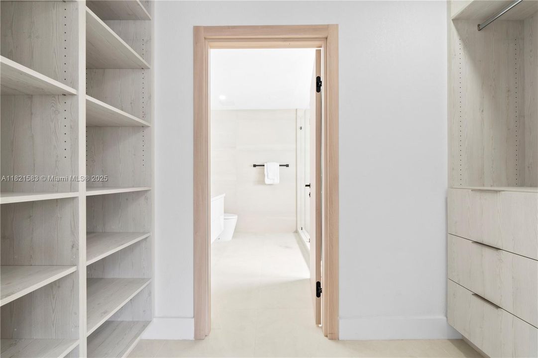 最近售出: $1,399,900 (4 贝兹, 3 浴室, 2452 平方英尺)