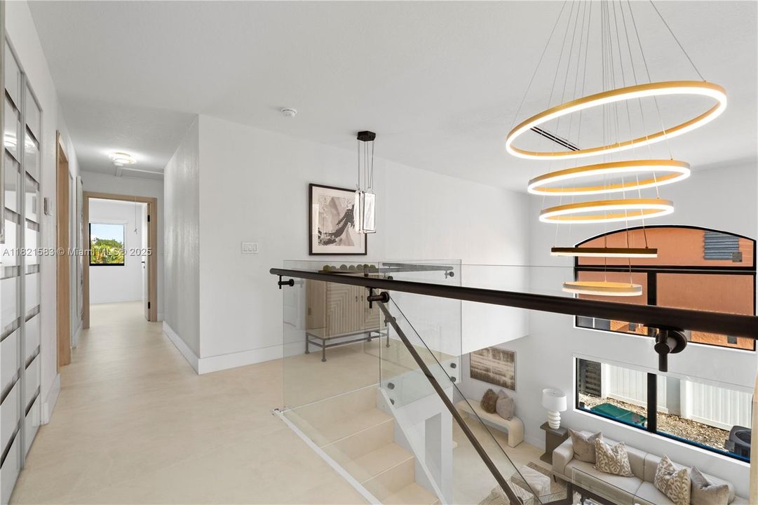 最近售出: $1,399,900 (4 贝兹, 3 浴室, 2452 平方英尺)