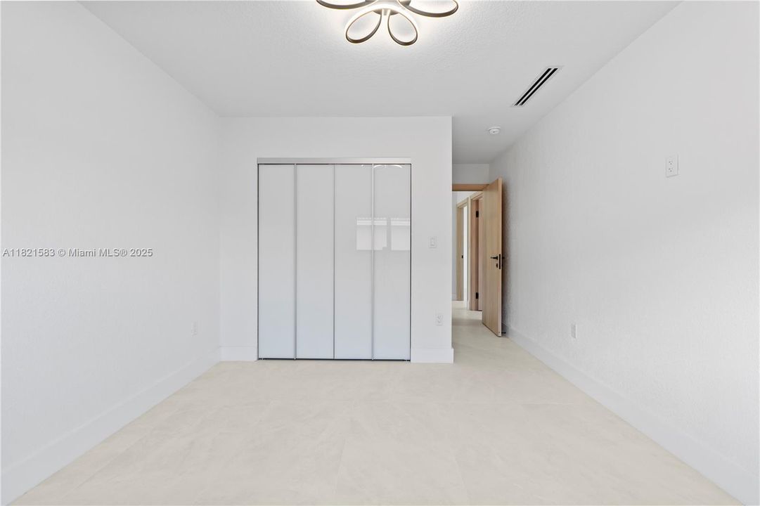 最近售出: $1,399,900 (4 贝兹, 3 浴室, 2452 平方英尺)