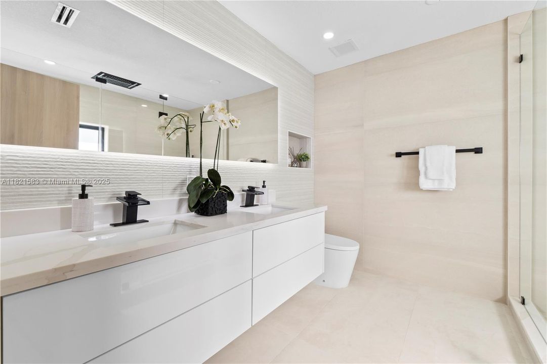 最近售出: $1,399,900 (4 贝兹, 3 浴室, 2452 平方英尺)