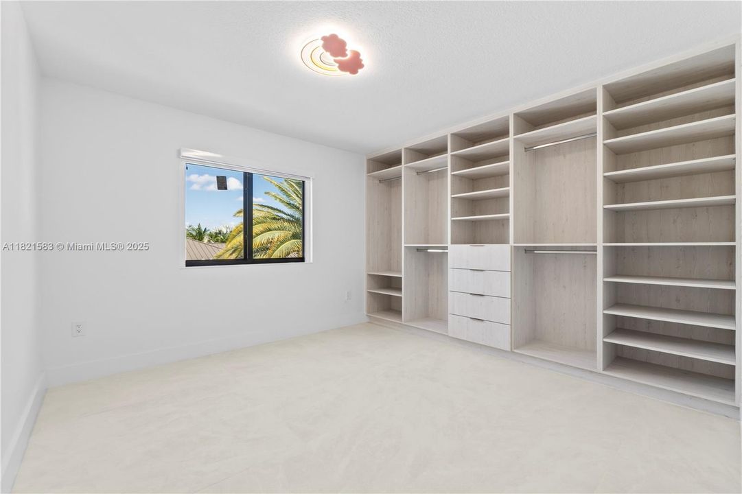 最近售出: $1,399,900 (4 贝兹, 3 浴室, 2452 平方英尺)