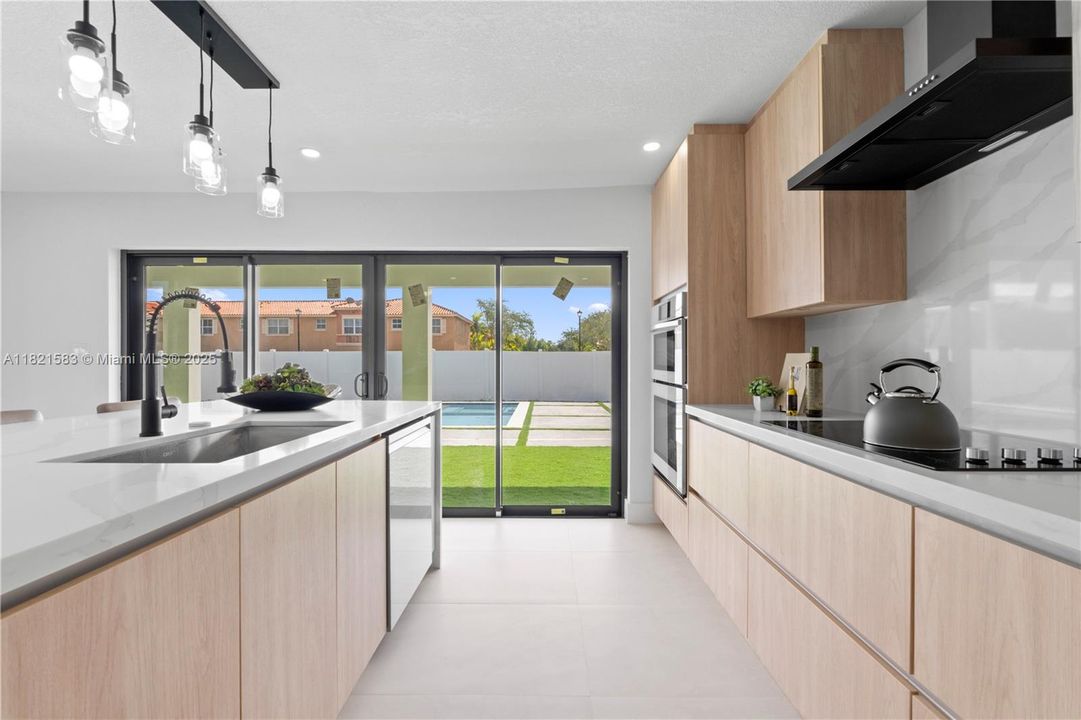 最近售出: $1,399,900 (4 贝兹, 3 浴室, 2452 平方英尺)