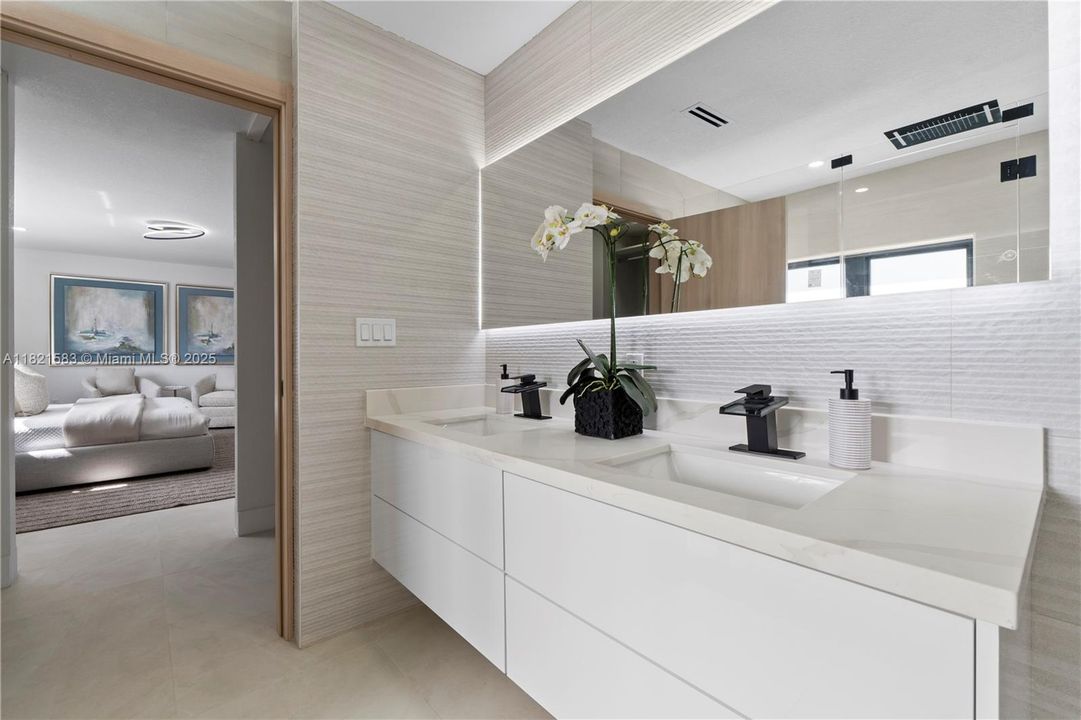 最近售出: $1,399,900 (4 贝兹, 3 浴室, 2452 平方英尺)