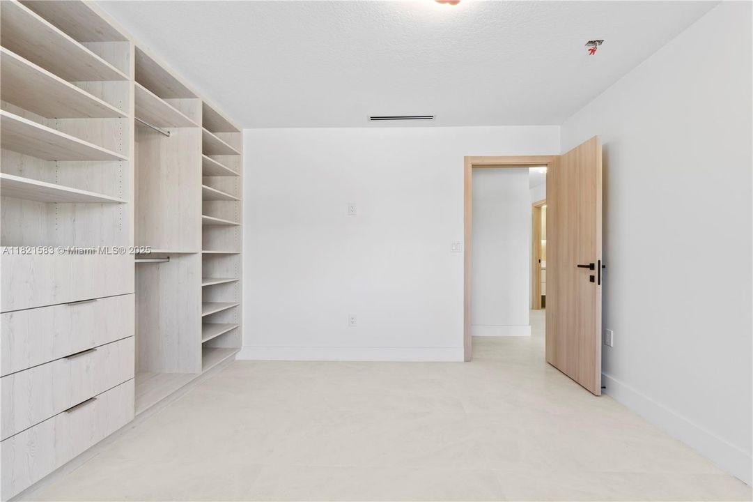 最近售出: $1,399,900 (4 贝兹, 3 浴室, 2452 平方英尺)