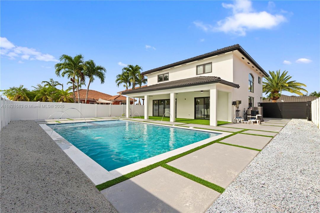 最近售出: $1,399,900 (4 贝兹, 3 浴室, 2452 平方英尺)