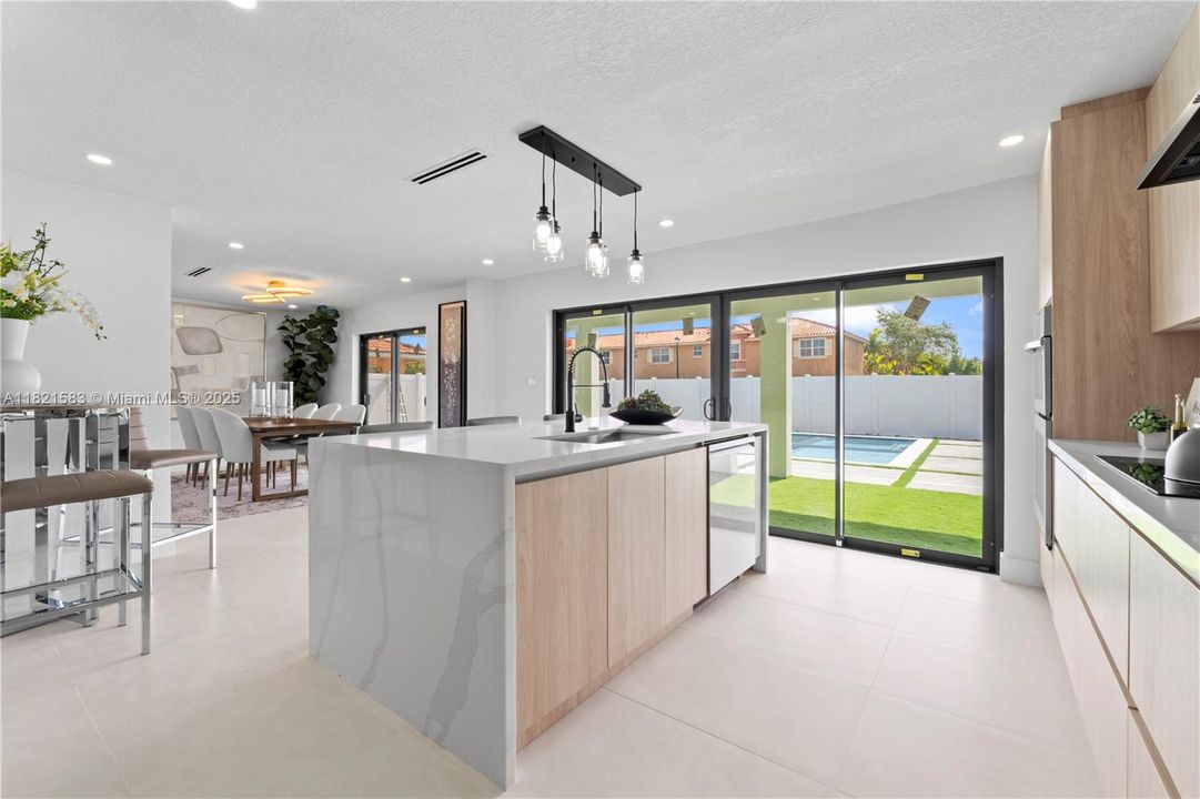 最近售出: $1,399,900 (4 贝兹, 3 浴室, 2452 平方英尺)