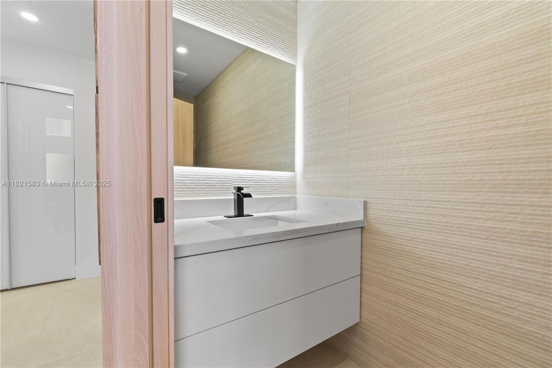 最近售出: $1,399,900 (4 贝兹, 3 浴室, 2452 平方英尺)