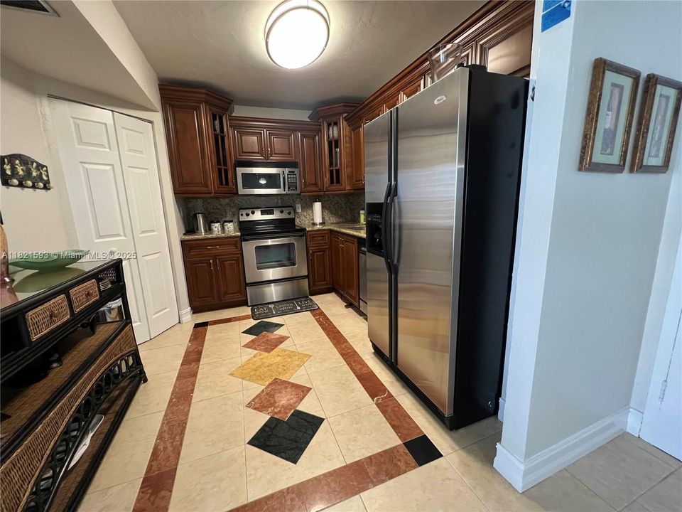 最近售出: $695,000 (2 贝兹, 2 浴室, 1024 平方英尺)