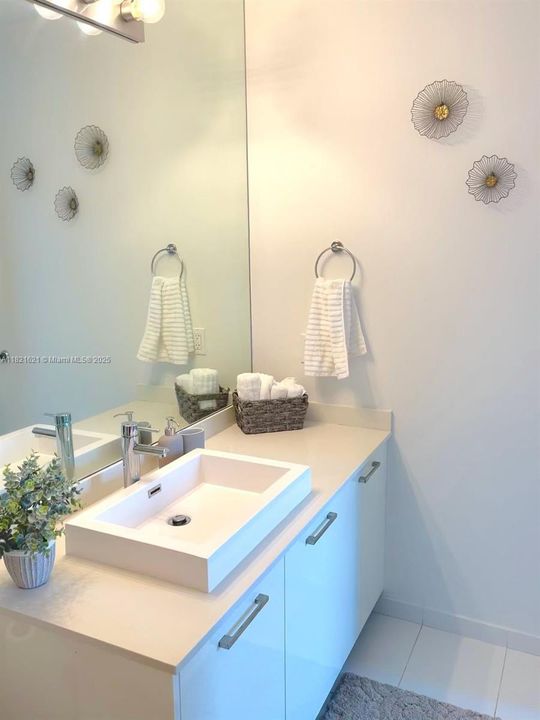 待售: $345,000 (1 贝兹, 1 浴室, 430 平方英尺)