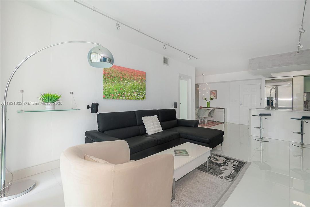 待售: $599,000 (2 贝兹, 2 浴室, 1107 平方英尺)