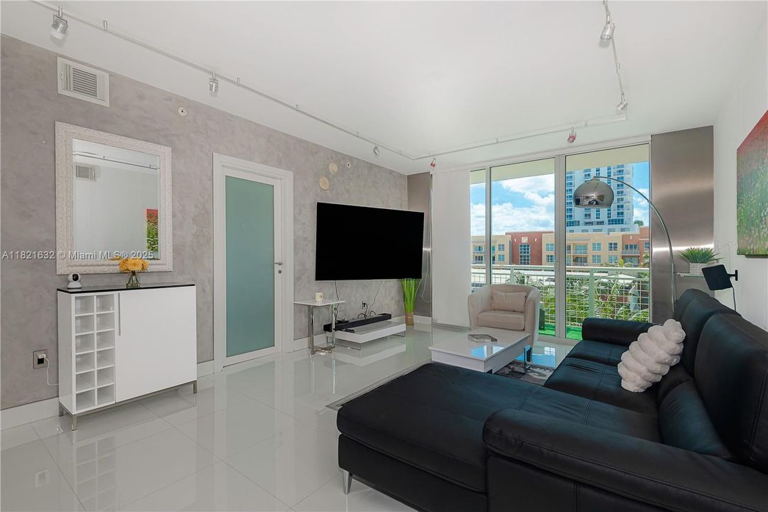 待售: $599,000 (2 贝兹, 2 浴室, 1107 平方英尺)