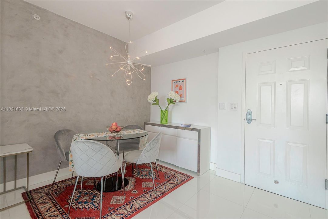 待售: $599,000 (2 贝兹, 2 浴室, 1107 平方英尺)