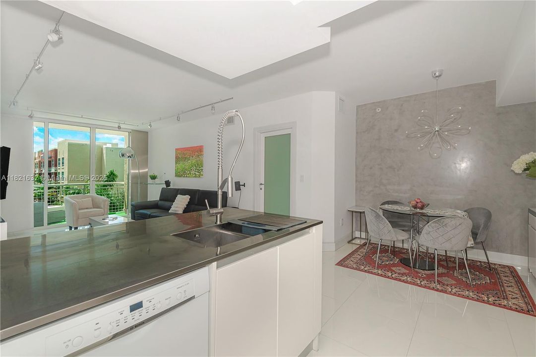 待售: $599,000 (2 贝兹, 2 浴室, 1107 平方英尺)