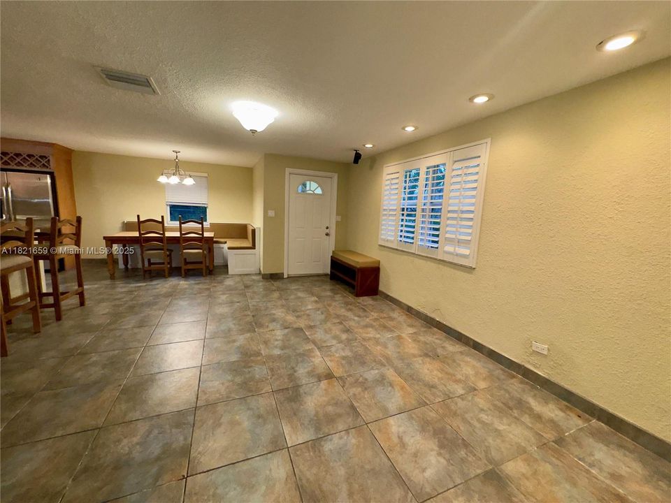 Recientemente alquilado: $2,800 (2 camas, 2 baños, 1100 Pies cuadrados)