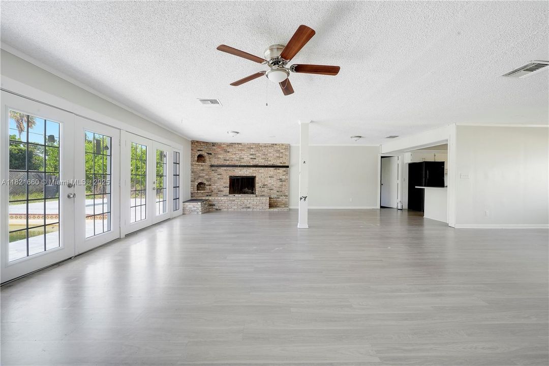 Недавно продано: $699,000 (3 спален, 2 ванн, 2102 Квадратных фут)