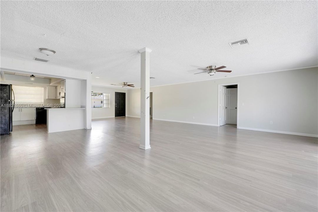 Недавно продано: $699,000 (3 спален, 2 ванн, 2102 Квадратных фут)