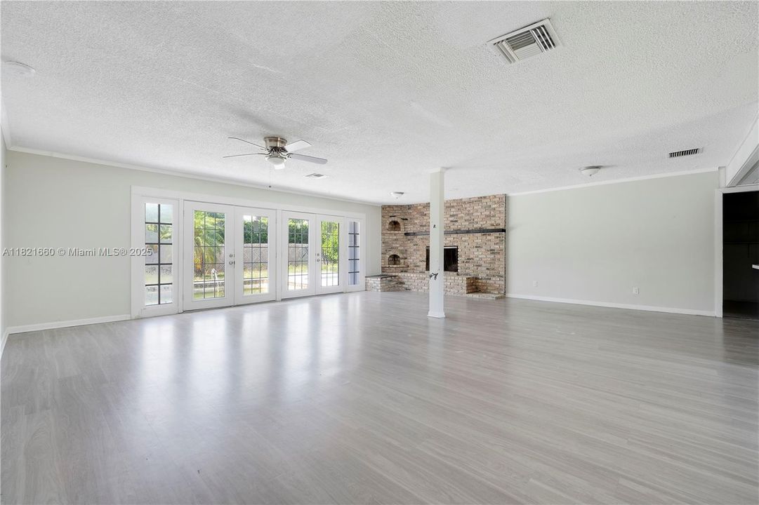 Недавно продано: $699,000 (3 спален, 2 ванн, 2102 Квадратных фут)