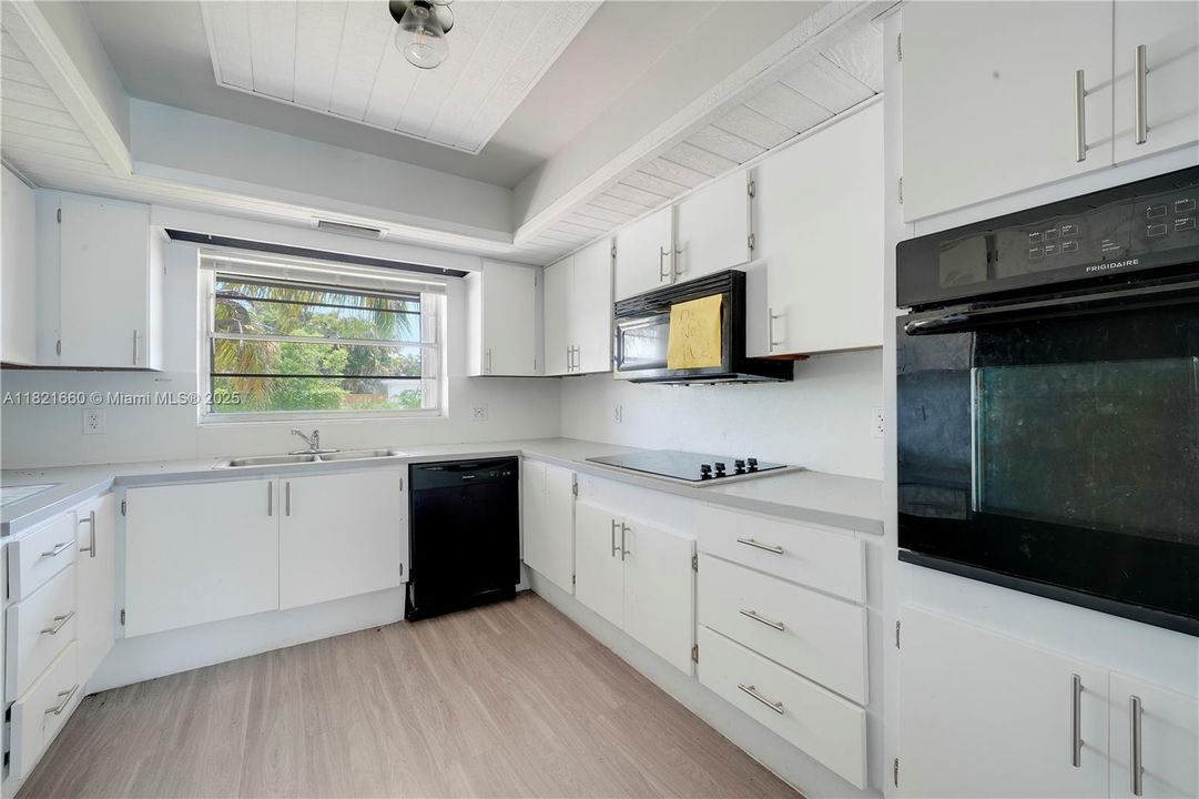 Недавно продано: $699,000 (3 спален, 2 ванн, 2102 Квадратных фут)