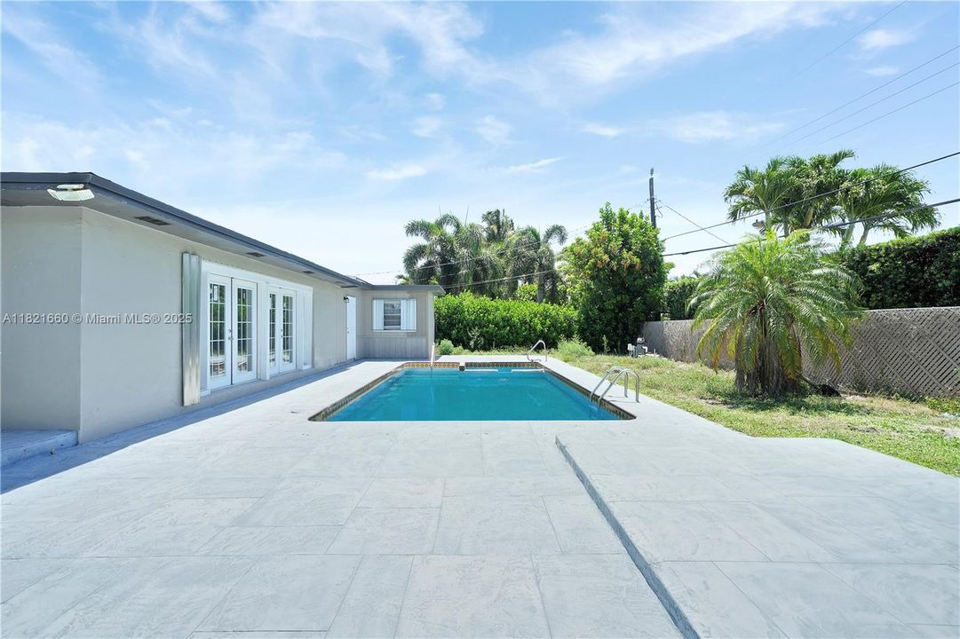 Недавно продано: $699,000 (3 спален, 2 ванн, 2102 Квадратных фут)