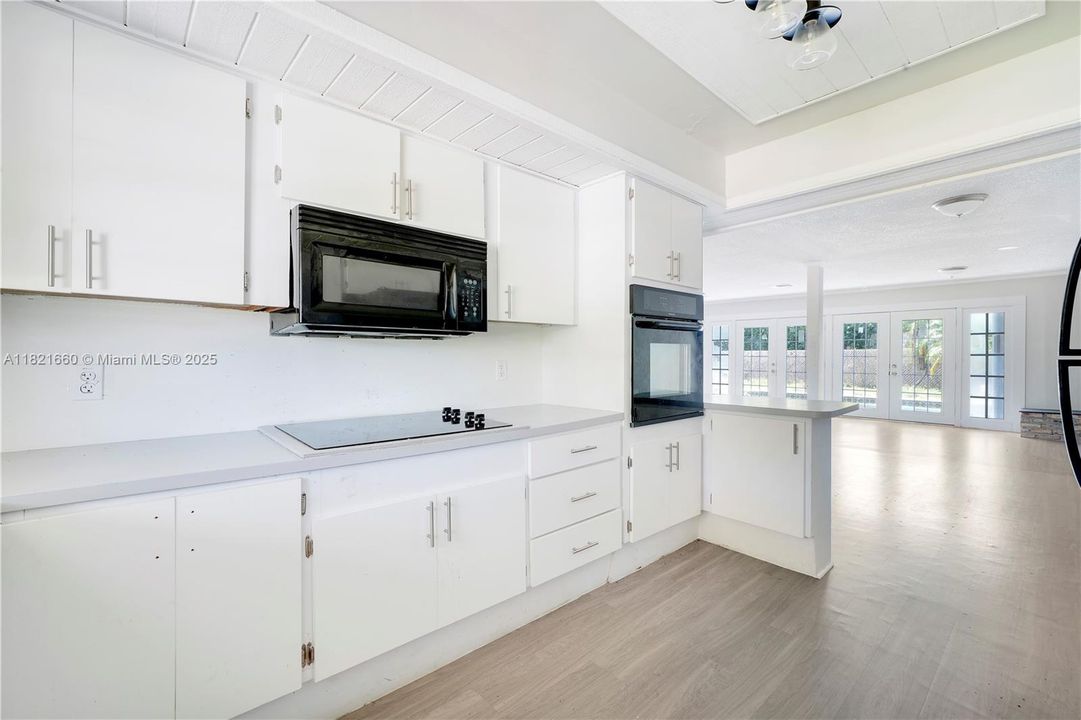 Недавно продано: $699,000 (3 спален, 2 ванн, 2102 Квадратных фут)