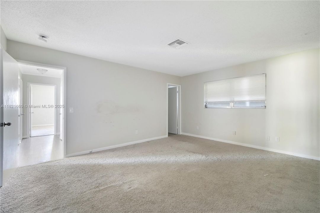 Недавно продано: $699,000 (3 спален, 2 ванн, 2102 Квадратных фут)