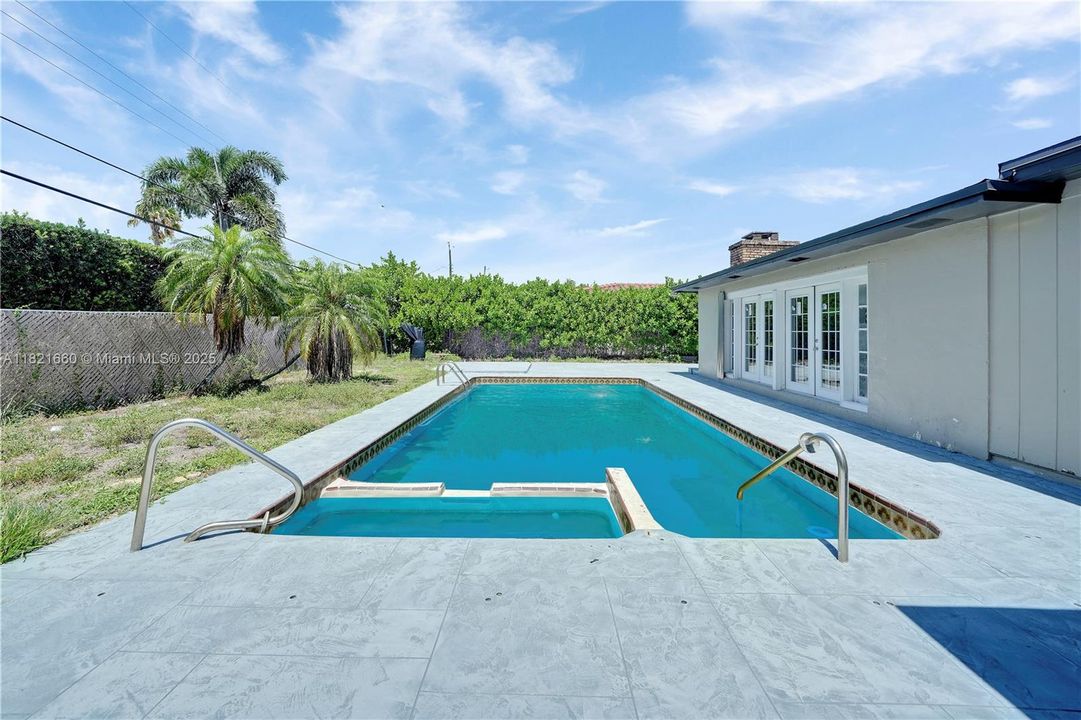 Недавно продано: $699,000 (3 спален, 2 ванн, 2102 Квадратных фут)