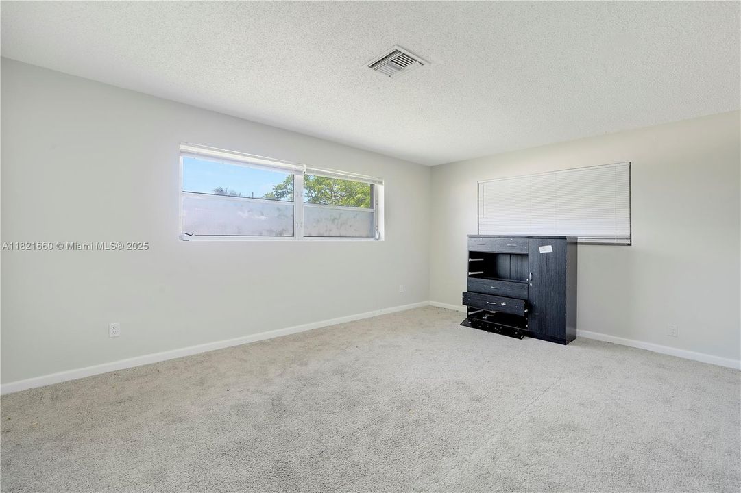 Недавно продано: $699,000 (3 спален, 2 ванн, 2102 Квадратных фут)