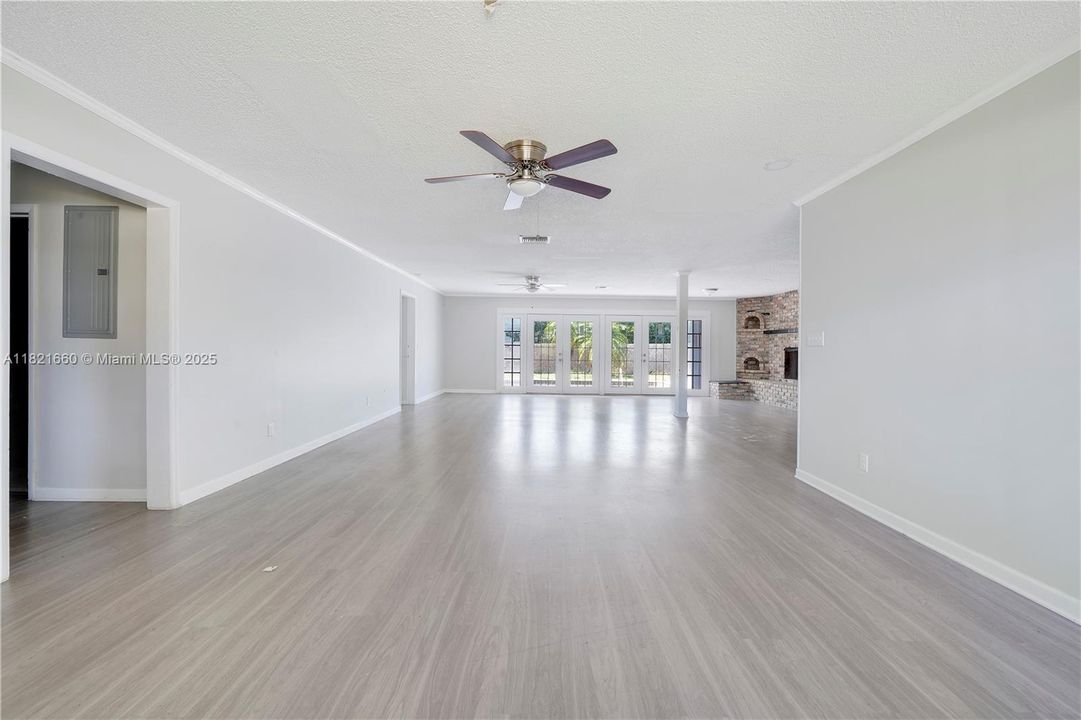 Недавно продано: $699,000 (3 спален, 2 ванн, 2102 Квадратных фут)