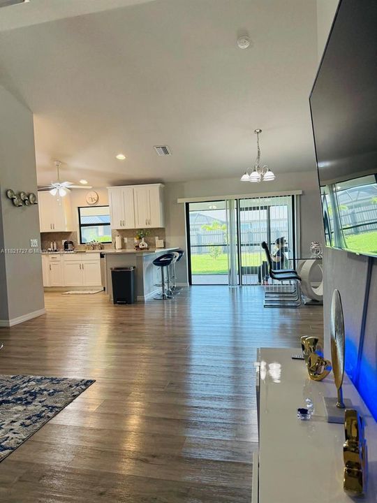 For Rent: $2,465 (4 beds, 2 baths, 1642 Square Feet)