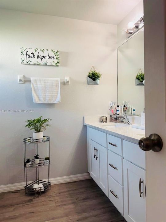 For Rent: $2,465 (4 beds, 2 baths, 1642 Square Feet)